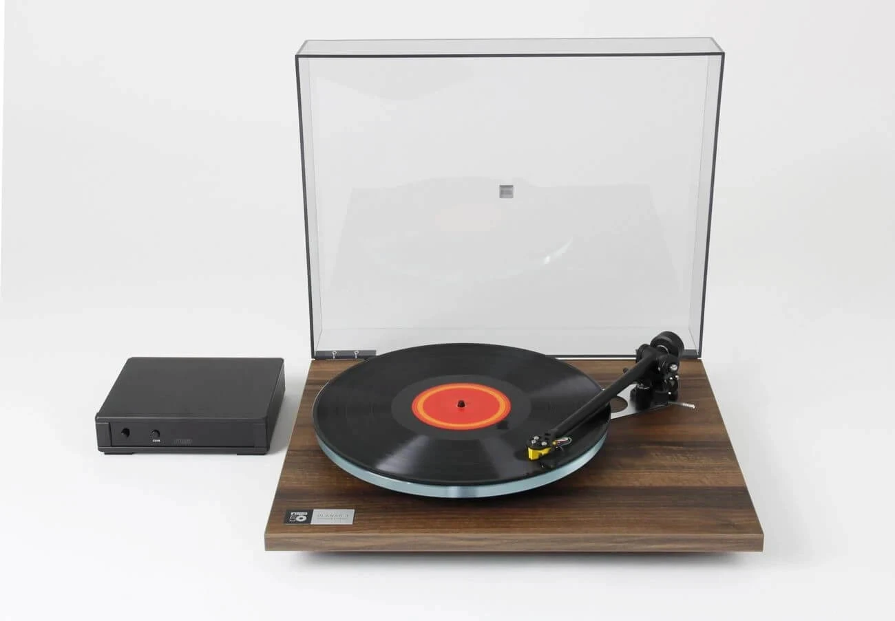 Rega Planar 3 50th Anniversary Staubschutz offen mit Vinyl